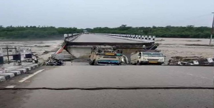 देहरादून: रानीपोखरी में जाखन नदी पर बना पुल टूटा, कई वाहनों के बहने की खबर