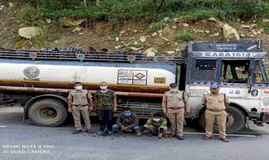 थराली: पुलिस ने किया तस्करी के बड़े खेल का भंडाफोड़, तेल के टैंकर में भर कर ले जाया जा रहा था बिरोजा और तारपीन तेल