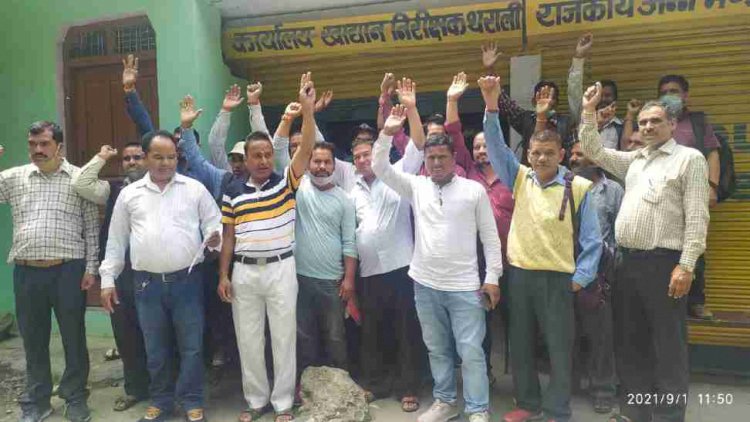 थराली: सरकारी सस्ता गल्ला विक्रेताओं का हल्ला बोल, दी उग्र आंदोलन की चेतावनी