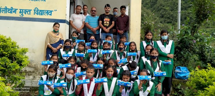 मुक्तिबोध संस्था ने छात्राओं को बांटे सेनेटरी पैड, पढ़ाया जागरुकता का पाठ