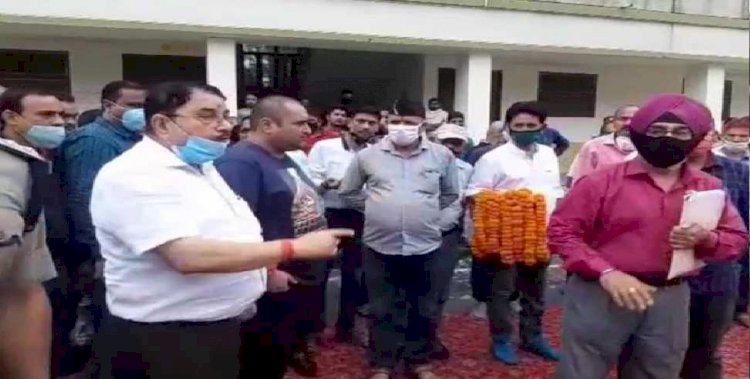 देहरादून: कैबिनेट मंत्री के सामने भड़के भाजपा विधायक उमेश शर्मा काऊ, वीडियो वायरल