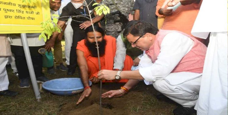 सीएम धामी ने की योग गुरू बाबा रामदेव से मुलाकात