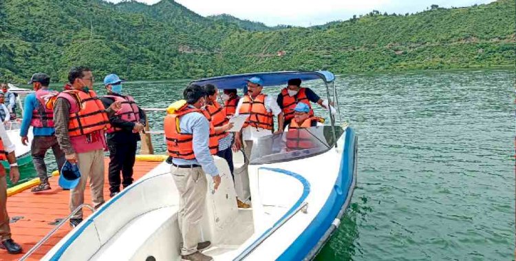 सीएम धामी ने किया टिहरी झील का भ्रमण, फ्लोटिंग हट्स का भी लिया जायजा