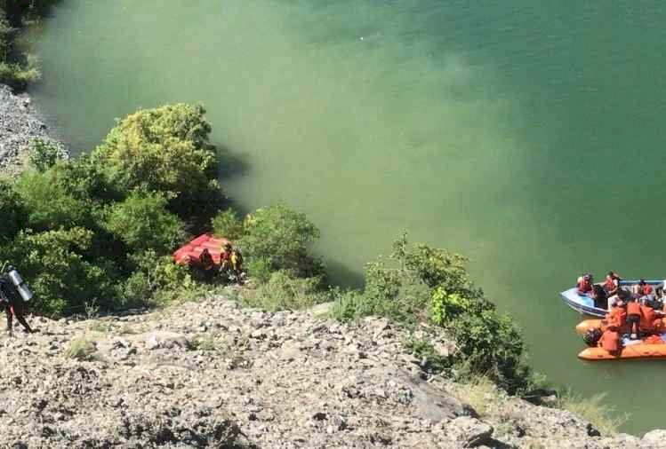 टिहरी झील में समाई कार, एक शव बरामद,दो लापता