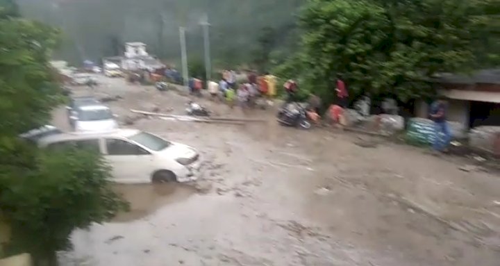 चमोली: भारी बारिश से नारायणबगड़ में आया सैलाब, सड़क पर आया मलबा