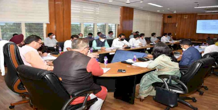 उद्योगों में स्थानीय लोगों को अधिक से अधिक रोजगार उपलब्ध हो, इसकी समीक्षा की जाए: सीएम धामी