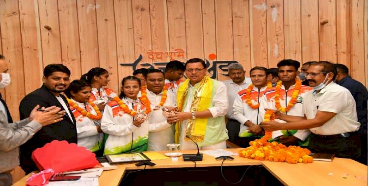 जु-जित्सु चैंपियनों का सीएम धामी ने किया सम्मान