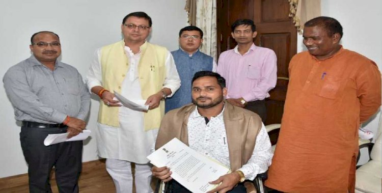 सीएम धामी ने की पैरा स्विमिंग चैम्पियन सत्येंद्र सिंह लोहिया से मुलाकात