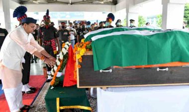 सीएम धामी ने शहीद सूबेदार और शहीद नायक हरेंद्र सिंह के पार्थिव देह पर पुष्प चक्र अर्पित कर श्रद्धांजलि दी