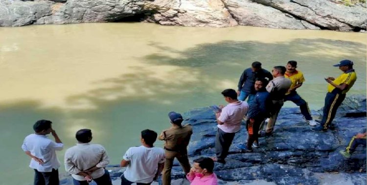 उत्तरकाशी: नदी में गिरी कार, दो शिक्षक लापता