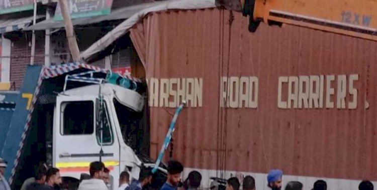 देहरादून: सेलाकुई में कंटेनर से टकराया खनन से भरा ट्रक, दो छात्रों की दर्दनाक मौत, एक घायल