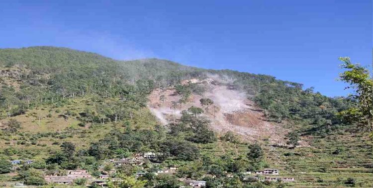 चमोली के इस गांव में हो रही है पहाड़ी से बोल्डरों की बरसात, दहशत में ग्रमीण