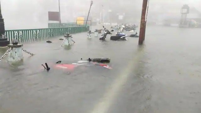 नैनीताल: भारी बारिश से झील का पानी माल रोड तक पहुंचा, दहशत में लोगों ने काटी रात