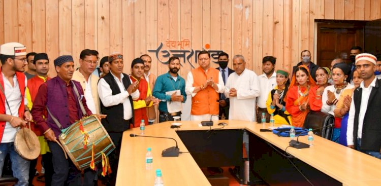 लोक कलाकारों से मिले सीएम धामी