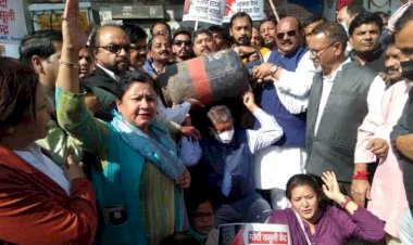 महंगाई के विरोध में कांग्रेस का प्रदर्शन, कंधे पर सिलेंडर उठाए नजर आए हरीश रावत