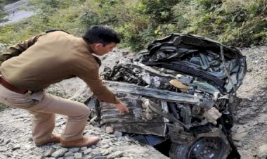 घाट-पिथौरागढ़ मार्ग पर कार खाई में गिरी, शिक्षक दंपति और मासूम बच्चे की मौत