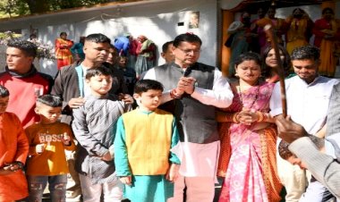 पैतृक गांव पहुंचे सीएम धामी, कुल देवता के मंदिर में किया पूजा पाठ