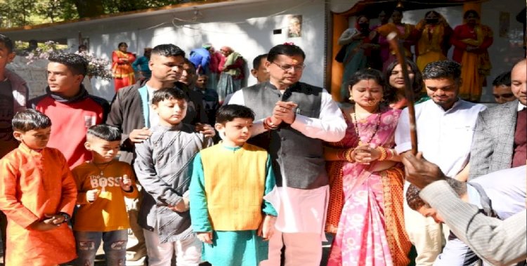 पैतृक गांव पहुंचे सीएम धामी, कुल देवता के मंदिर में किया पूजा पाठ