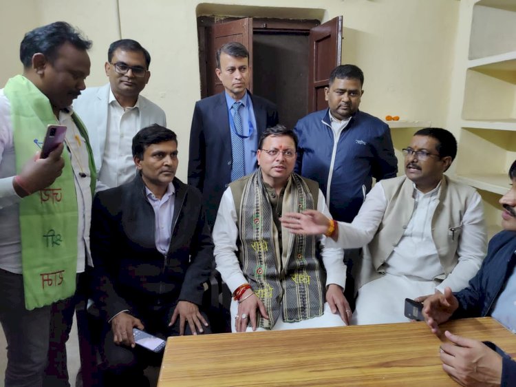 जब सीएम धामी पहुंचे अपने कॉलेज हॉस्टल के कमरा नंबर 119..!