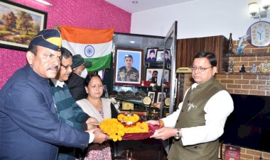 सीएम धामी ने दी शहीद चित्रेश बिष्ट को श्रद्धांजलि, सैन्यधाम के ली उनके आंगन की पवित्र मिट्टी