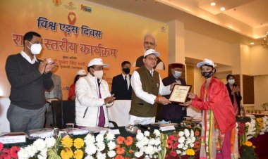 सीएम ने किया एड्स से बचाव के लिए विशेष प्रयास करने एवं जागरूकता लाने वालों को प्रशस्ति पत्र देकर सम्मानित