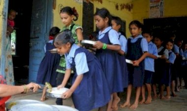 शर्मनाक: दलित भोजन माता के हाथ का भोजन खाने से बच्चों का इनकार, मचा बवाल