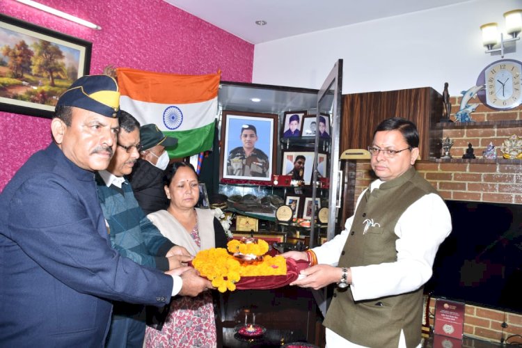 सीएम धामी ने दी शहीद चित्रेश बिष्ट को श्रद्धांजलि, सैन्यधाम के ली उनके आंगन की पवित्र मिट्टी