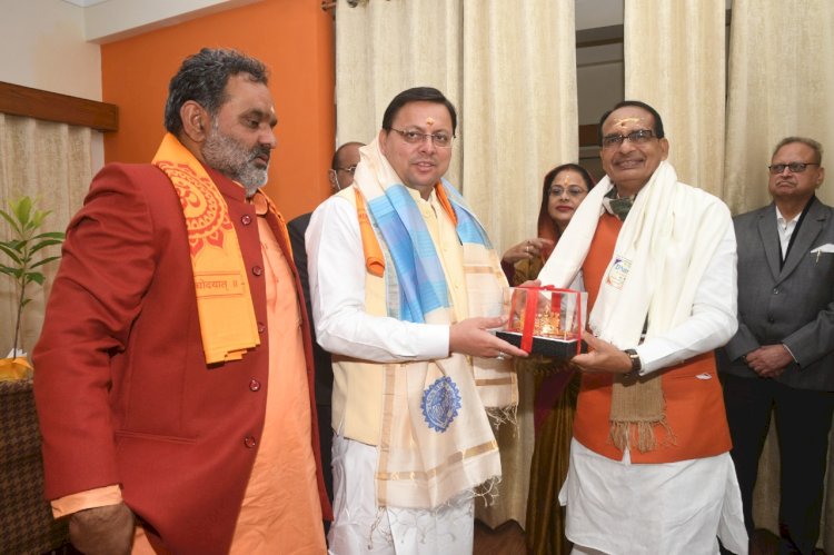 हरिद्वार: देव संस्कृति विवि में मध्य प्रदेश के मुख्यमंत्री शिवराज सिंह चौहान से मिले सीएम धामी