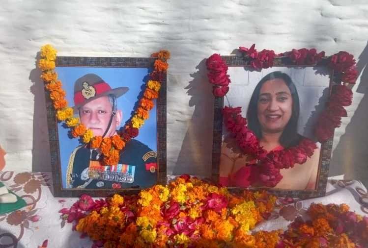 सीडीएस जनरल बिपिन रावत के गांव सैंण में श्रद्धांजलि देने वालों की उमड़ी भीड़
