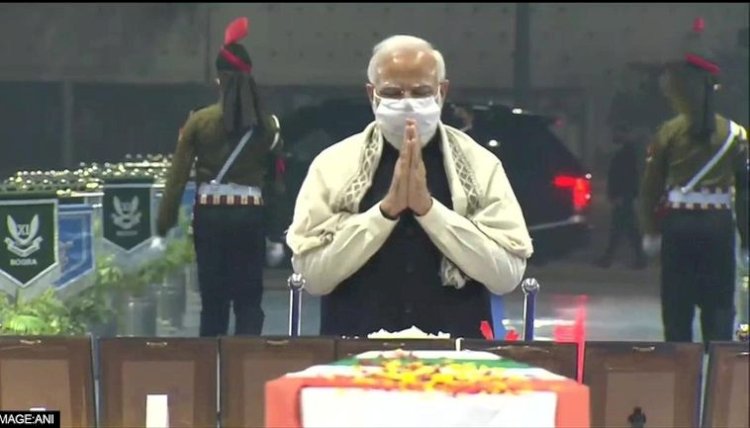 नई दिल्ली के पालम एयरबेस पर पीएम मोदी ने दी सीडीएस जनरल रावत समेत दिवंगत सैनिकों को श्रद्धांजलि