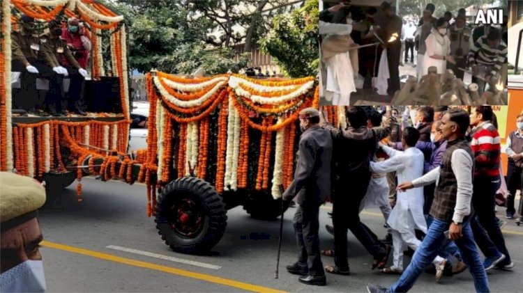 पत्नी मधूलिका संग पंचतत्व में विलीन हुए सीडीएस जनरल विपिन रावत, देश ने दी श्रद्धांजलि