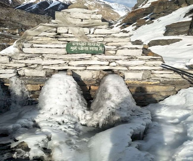 उत्तराखंड: बर्फ में पूरी तरह ढंक गया यह गांव