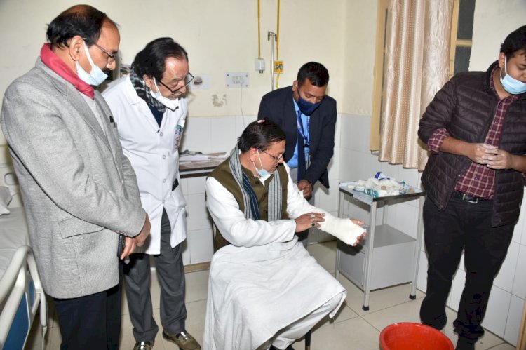 हाथ में चोट के बावजूद सीएम पुष्कर सिंह धामी ने किया दून मेडिकल कॉलेज का निरीक्षण