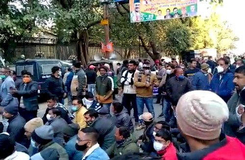 दो सूत्रीय मांगों को लेकर NHM कर्मचारियों का देहरादून में जोरदार प्रदर्शन