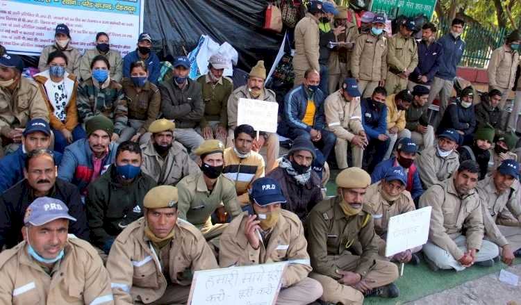देहरादून:लगातार जारी है PRD जवानों का धरना, कड़ाके की ठंड में बैठे हैं खुले आसमान के नीचे