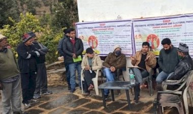 अल्मोड़ा: गांव वालों ने कहा नहीं देंगे इस बार वोट, मनाने, समझाने पहुंची प्रशासन की टीम