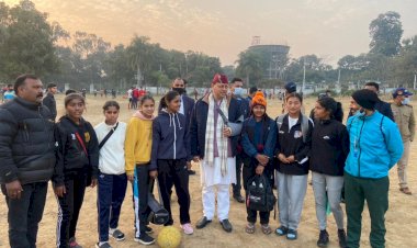 प्रचार से फुरसत निकाल बच्चों संग फुटबॉल खेलने पहुंचे सीएम धामी