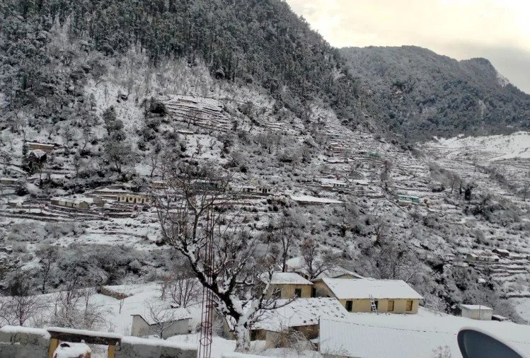 उत्तराखंड: मैदान बारिश से तो पहाड़ बर्फबारी से गुलजार