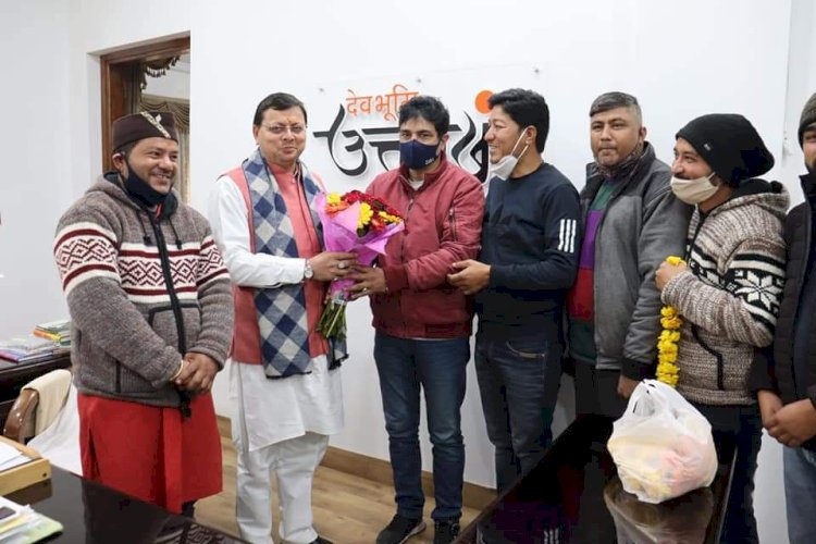 थराली: 'देवी' ने छोड़ा हाथ का साथ, थामा फूल का दामन