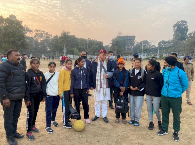 प्रचार से फुरसत निकाल बच्चों संग फुटबॉल खेलने पहुंचे सीएम धामी