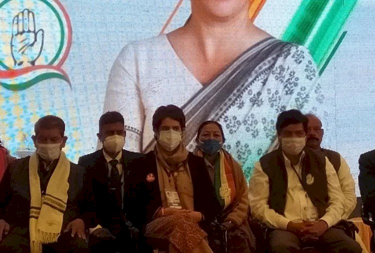 प्रियंका गांधी ने जारी किया कान्ग्रेस का घोषणापत्र, 500 के पार नहीं जाएगा गैस सिलिंडर