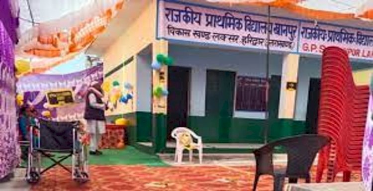 मतदाताओं को मिल रहा है वीआईपी ट्रीटमेंट, रेड कार्पेट पर फूलों से किया स्वागत