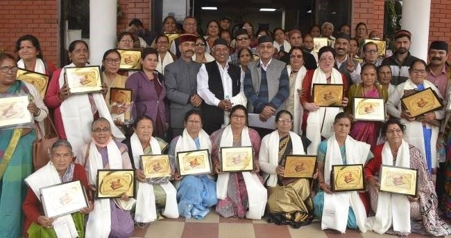 प्रख्यात लोक गायक नरेंद्र सिंह नेगी की उपस्थिति में महिलाओं मिला गौरव सम्मान