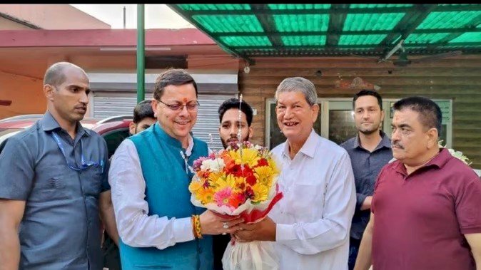 पूर्व सीएम हरीश रावत से मिले नए सीएम पुष्कर धामी