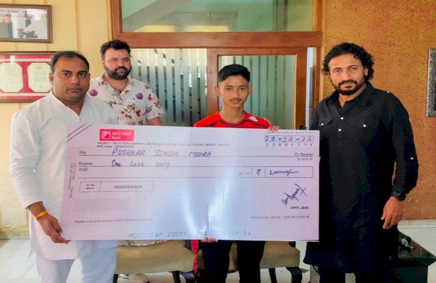 प्रदीप मेहरा को यूपी के चर्चित नेता ने दी एक लाख की मदद