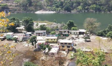 जल स्तर घटा तो झील से बाहर निकल आए उजाड़े गए लोहारी गांव के खंडहर