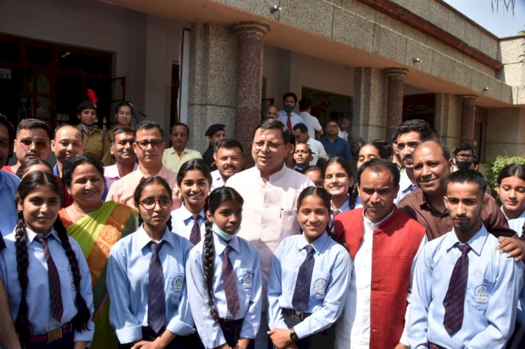 सीएम धामी ने स्कूली बच्चो संग सुनी पीएम मोदी की परीक्षा पे चर्चा