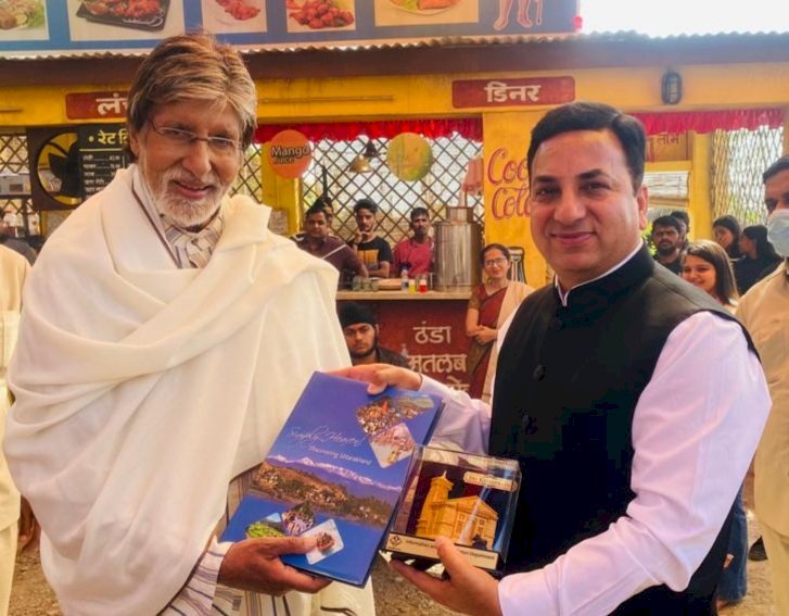 बिग बी से मिले उत्तराखंड फ़िल्म विकास परिषद के नोडल अधिकारी के एस चौहान