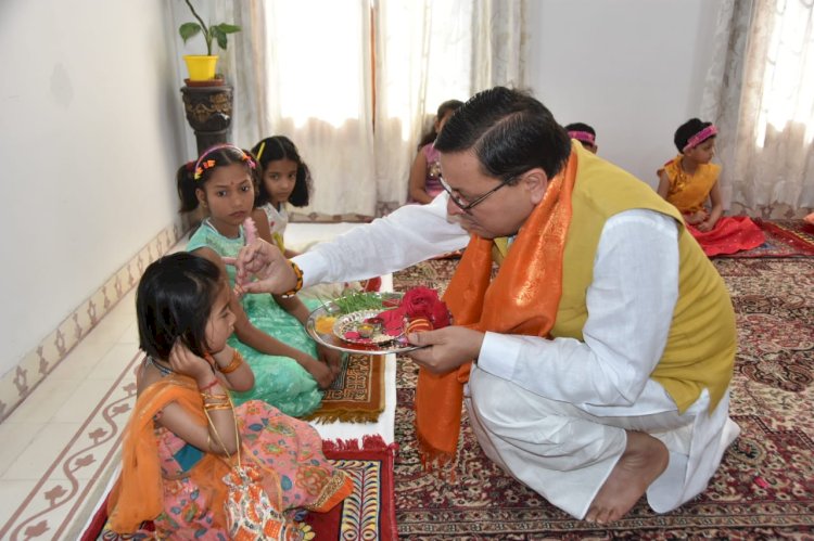 सीएम धामी ने भी किया कन्यापूजन