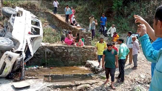 भीषण दुर्घटना:मैक्स खाई में गिरी, 6 लोगों की मौत, 8 घायल